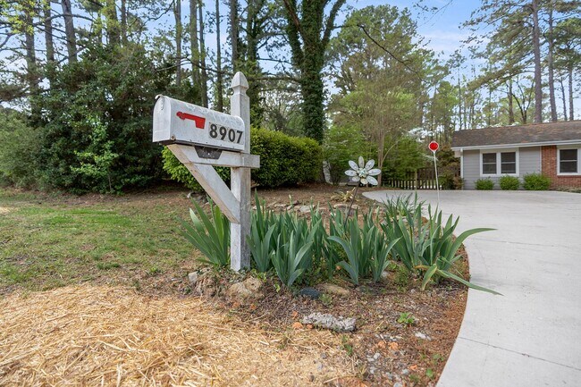 Building Photo - Ranch Three Bedrooms with Fenced in Yard Available April - Move in Ready!