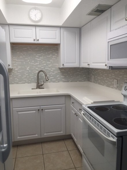 Kitchen - 21320 Brinson Ave