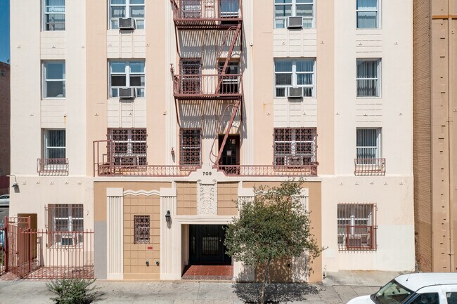 701 S Mariposa Ave Los Angeles, CA 90005 - The Mariposa