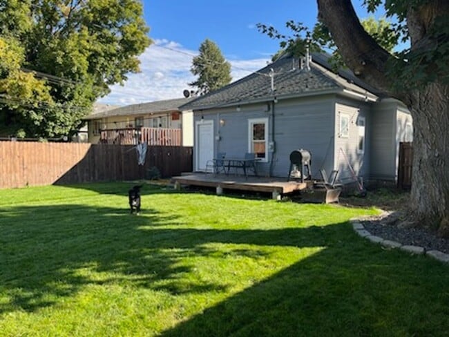 Building Photo - Charming 3 Bedroom 2 Bathroom House!!