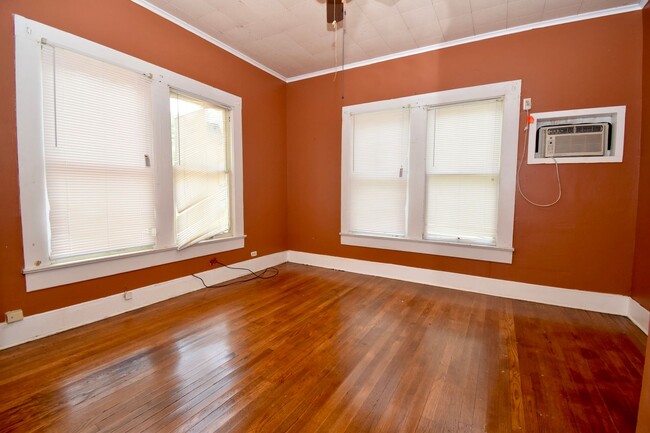 Building Photo - Three Bedroom Close to Tech!