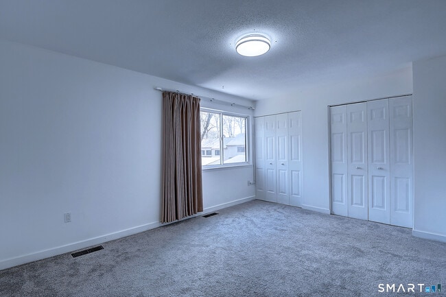 Building Photo - 32 Farmington Chase Crescent