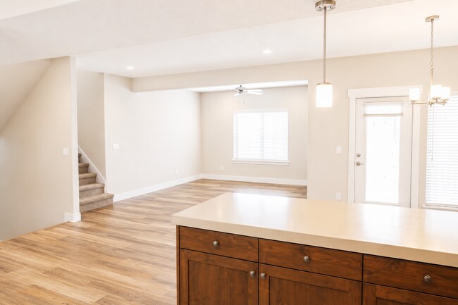 Building Photo - Lovely Townhouse For Rent