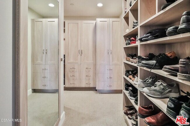 Building Photo - 900 W Olympic Blvd