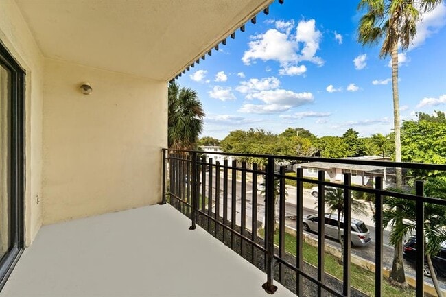 Building Photo - 650 NE 149th St