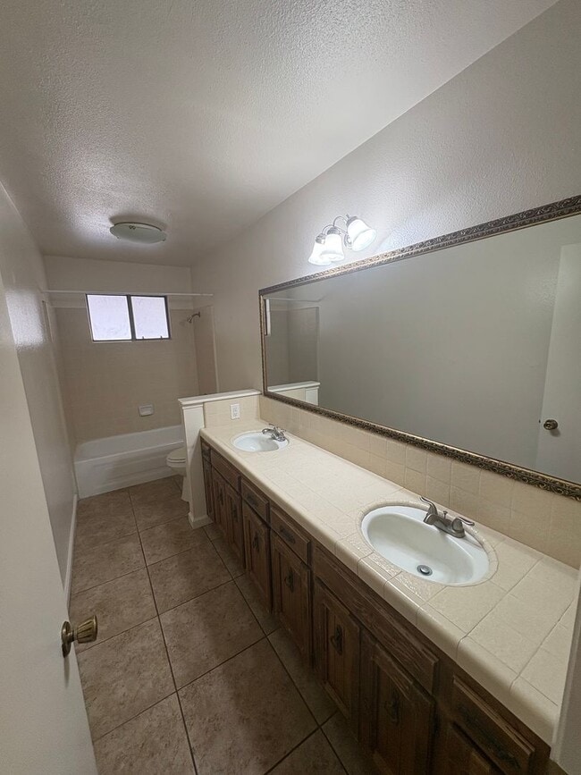 Building Photo - NW Reedley Home Near Shopping Center Rent ...