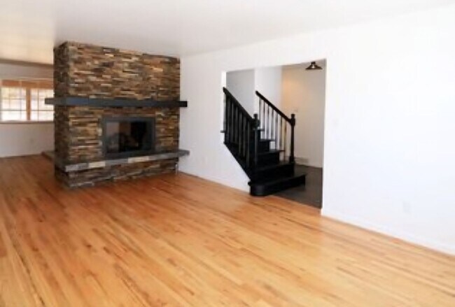 Building Photo - Welcome Home! Beautiful house in Littleton!