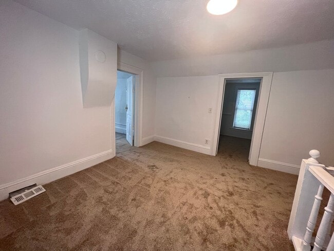 Building Photo - Large 3 bedroom home with a den!
