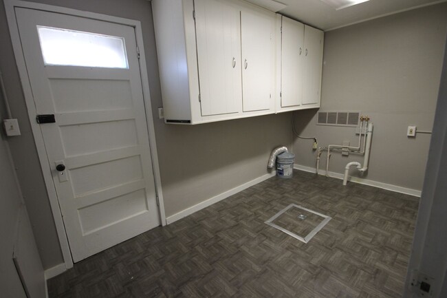 Building Photo - Sunnyside single family home with oversize...