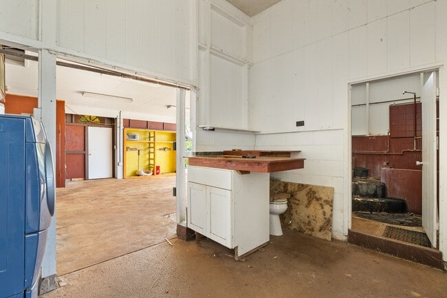 Building Photo - 3 Bed / 1.5 Bath house with carport Parking.