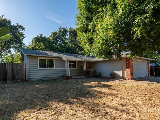 Building Photo - Single Level Ranch Home In Desirable Clayt...