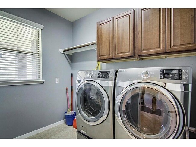 Building Photo - 10207 White Pines Dr
