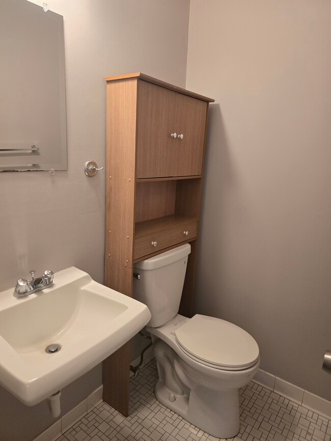 Building Photo - 5580 Shorewood Ln