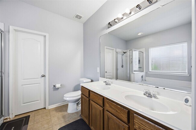 Building Photo - 10634 Kentington Oak Dr