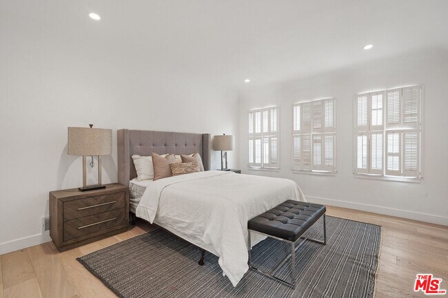 Building Photo - 712 N Rodeo Dr