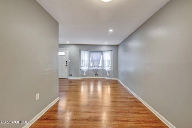 Building Photo - 95 Village Green Way