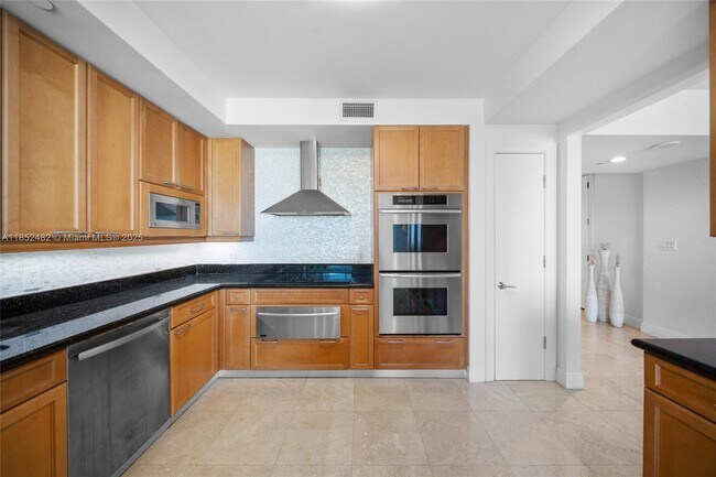 Building Photo - 20201 E Country Club Dr