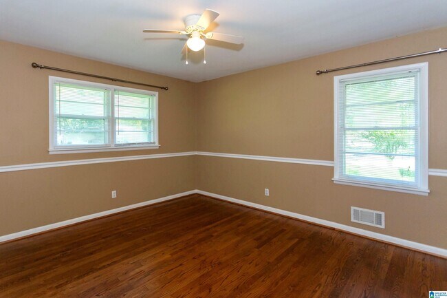 Building Photo - 2050 Pinehurst Dr
