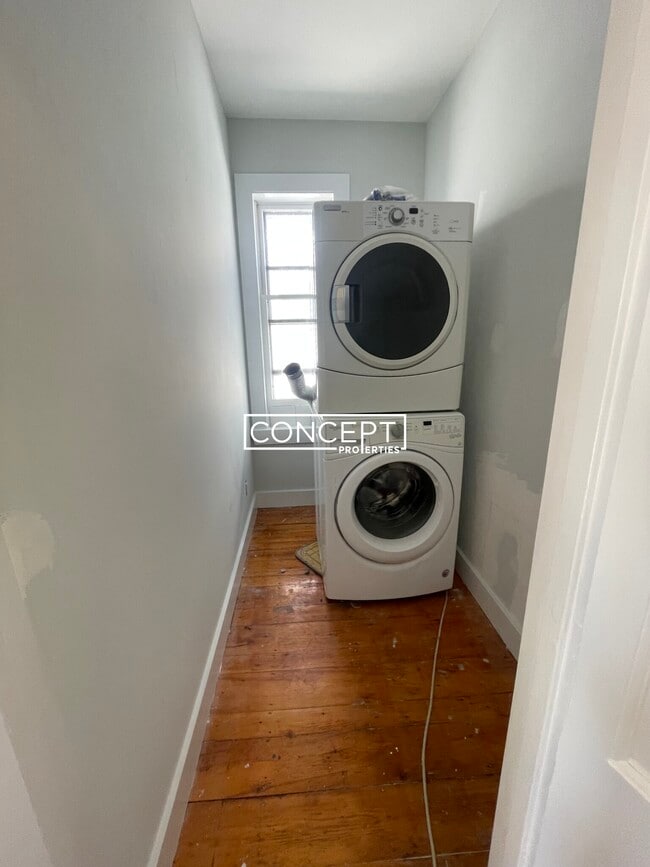 Building Photo - 54 Lawn St