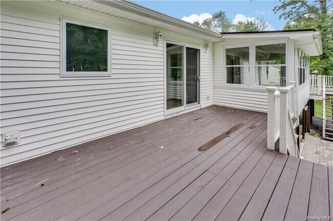 Building Photo - 8 Montfort Woods Rd