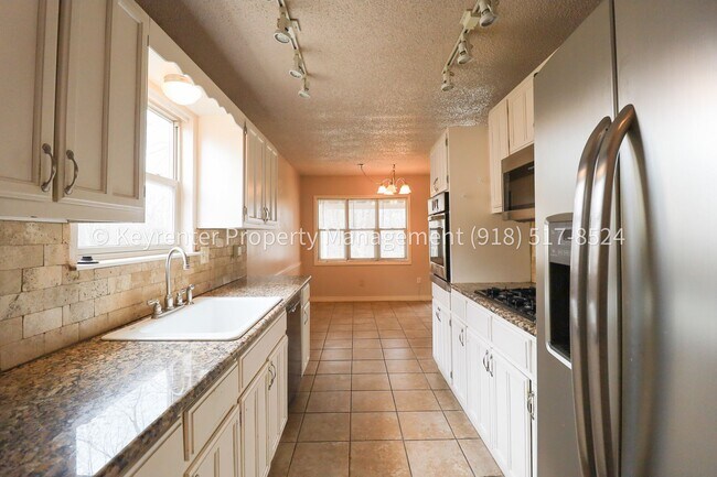 Building Photo - Beautifully Updated Home in Prime East Tulsa Location