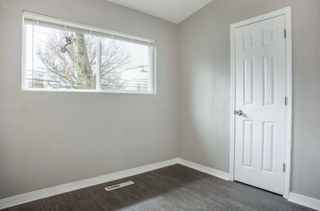 Building Photo - COMING SOON! 3 Bed 1 Bath home in Kansas C...