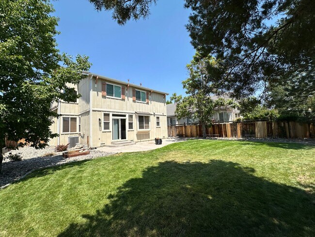 Building Photo - Beautiful 3 bedroom, 2.5 bath two story home