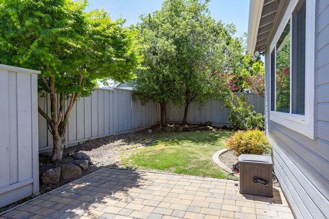 Building Photo - 3 Bed / 2.5 Bath bright and spacious home ...
