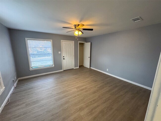 Building Photo - 1326 W Shepherd St