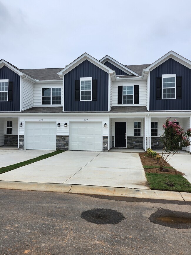 Building Photo - 727 Peyden Ln