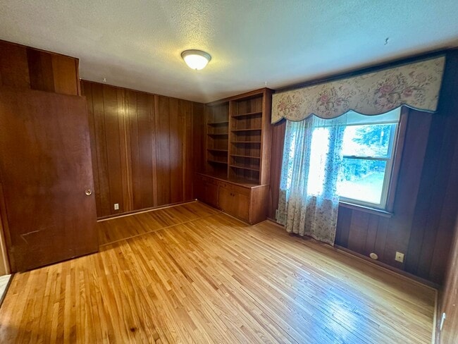 Building Photo - Beautiful Single Family Home Across from L...