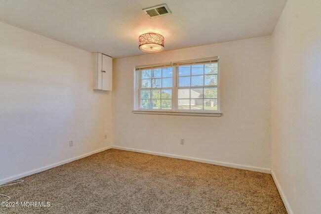 Building Photo - 204 Mill Creek Dr