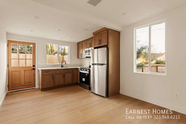 Building Photo - 6443 Satsuma Ave