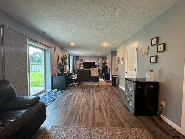 Building Photo - 2109 Oriole Dr