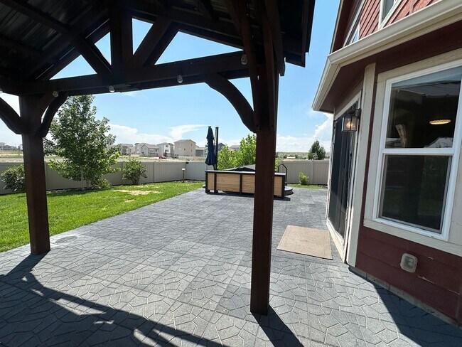 Building Photo - Stunning 4 Bed Home with Hot Tub in Founta...