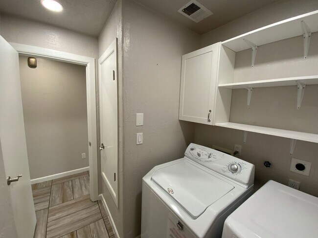Building Photo - 3 Bedroom Single Story home Near Paseo Del...