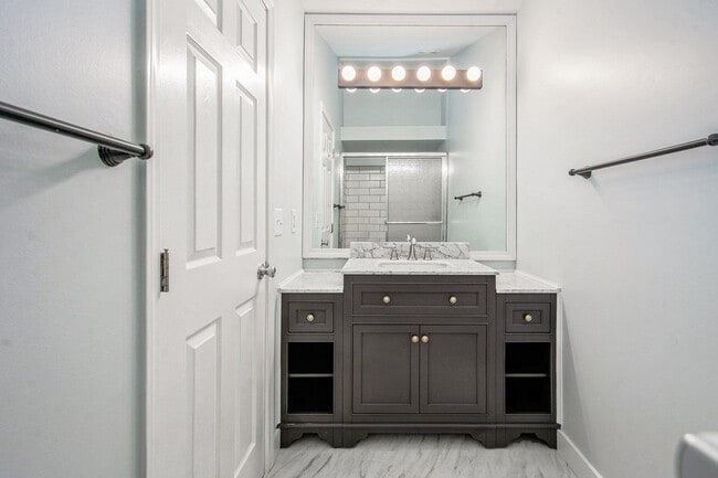 Building Photo - 5660 Versailles Ave