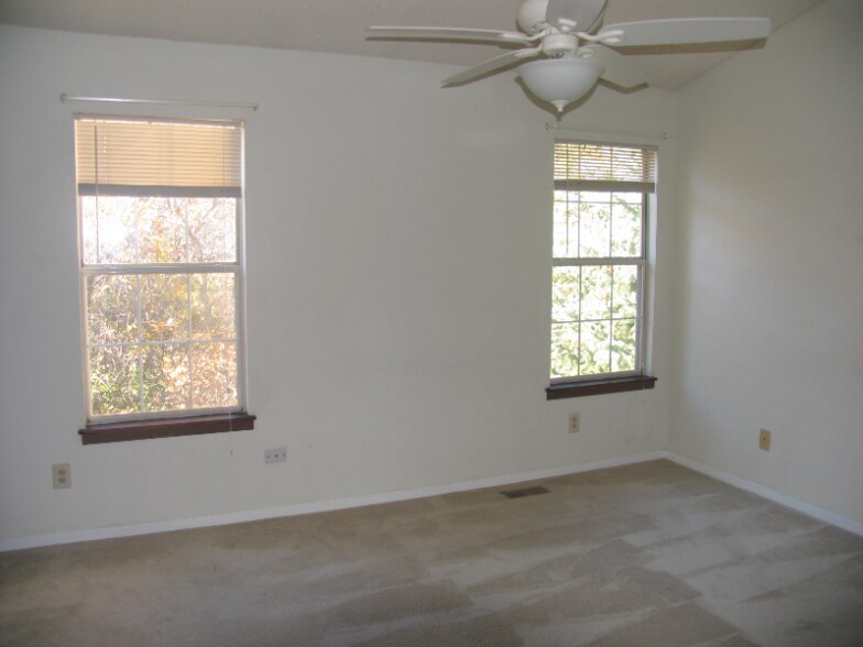 Building Photo - 2228 Palm Dr