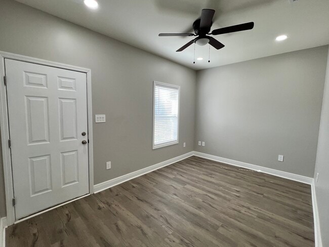 Building Photo - 2730 Fernwood Rd