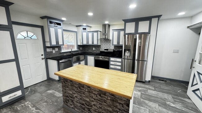 Building Photo - 1021 Shirley Dr