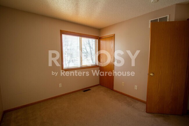 Building Photo - Available August 8 - 2 Bed/1.5 Bath Townhome in Prior Lake