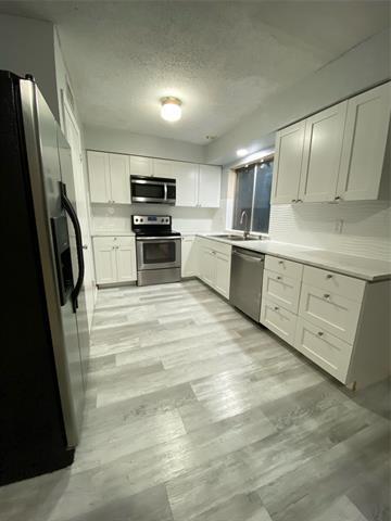 Building Photo - 716 Royal Crest Dr