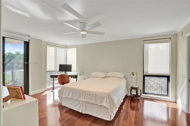 Building Photo - 9800 W Bay Harbor Dr