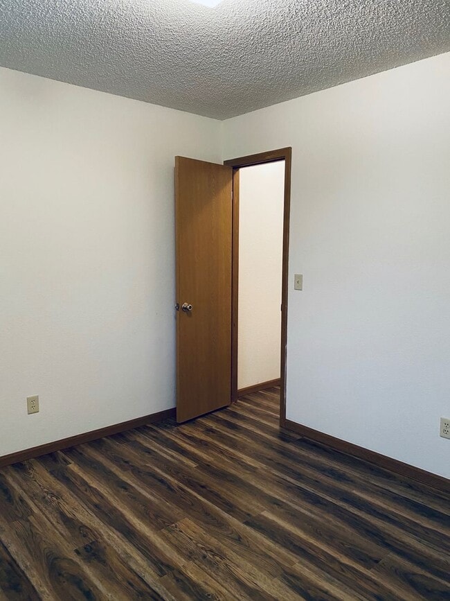 Building Photo - 2 Bed 2 Bath 1 Car Garage Flat Duplex- $30...