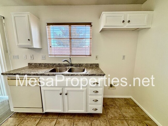 Building Photo - 15307 Ross Dr