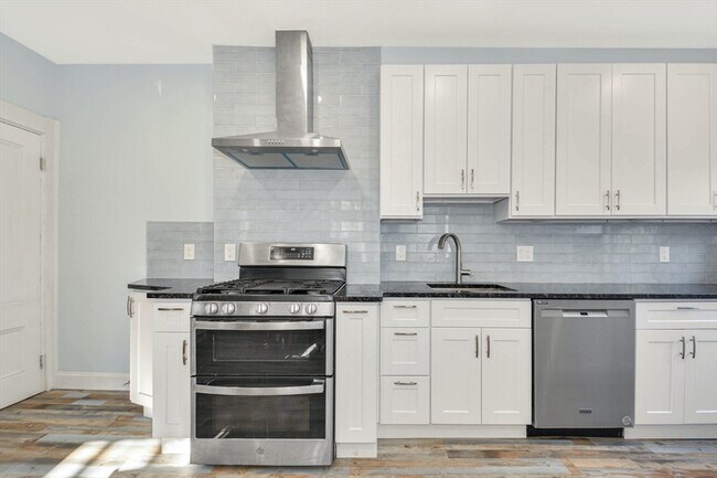 Building Photo - 10 Middle St