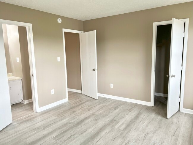 Building Photo - 1420 Kingswood Way