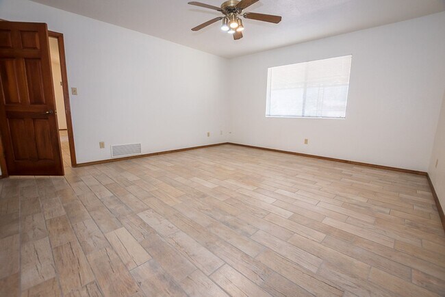 Building Photo - Large Home in Quiet Area, 3 Bedroom, 2 Bat...