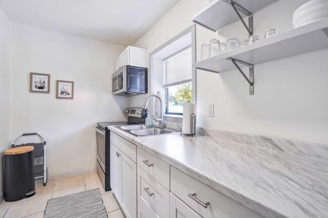 Building Photo - 662 Callahan St