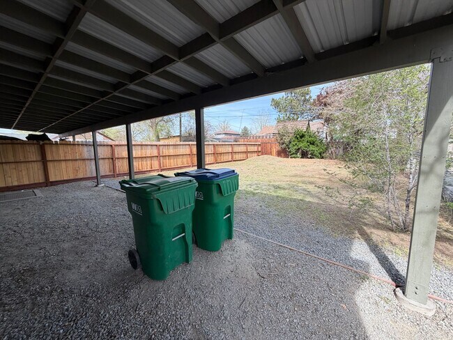 Building Photo - 1835 Desna St